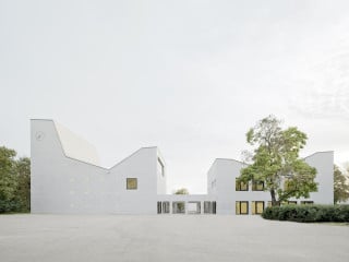 Nach Plänen von Peter Krebs entstand das Ensemble aus Kirche und Gemeindehaus am Walther-Rathenau-Platz im Stadtteil Nordweststadt