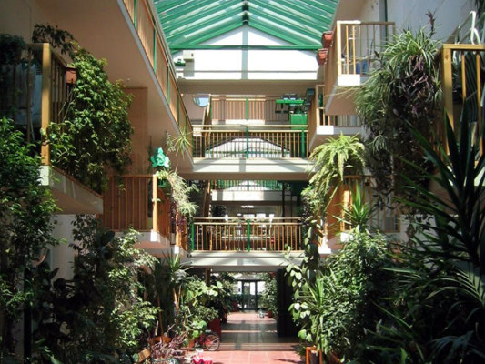 Lichtstraße über einem Atrium
