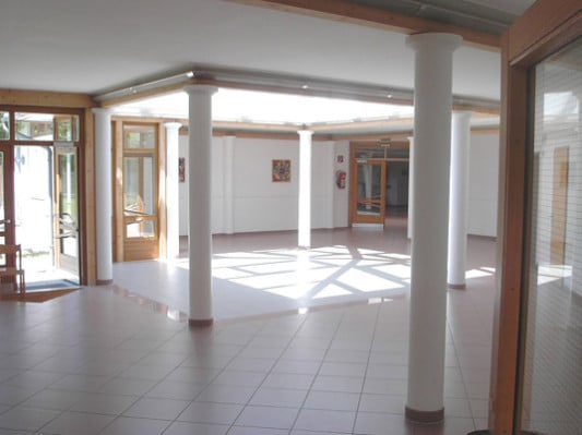Oberlicht als Betonung des Eingangsbereiches einer Schule in Münchendorf; Architekt: Helmut Deubner, Gänserndorf/A