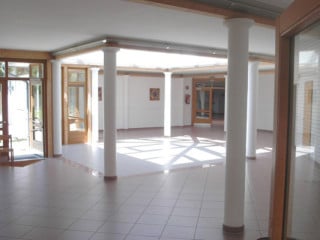 Oberlicht als Betonung des Eingangsbereiches einer Schule in Münchendorf; Architekt: Helmut Deubner, Gänserndorf/A