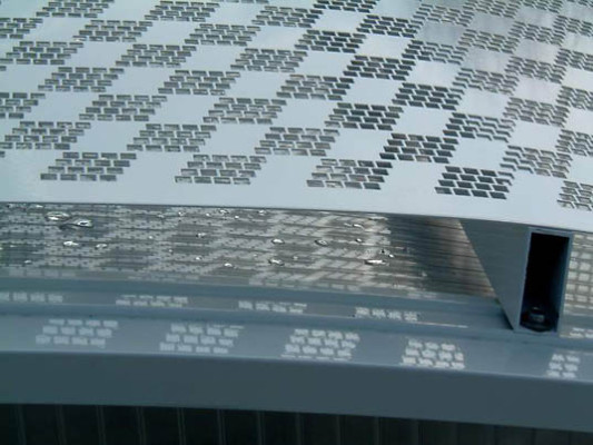 Detail eines Sonnenschutzes aus perforiertem Aluminiumblech