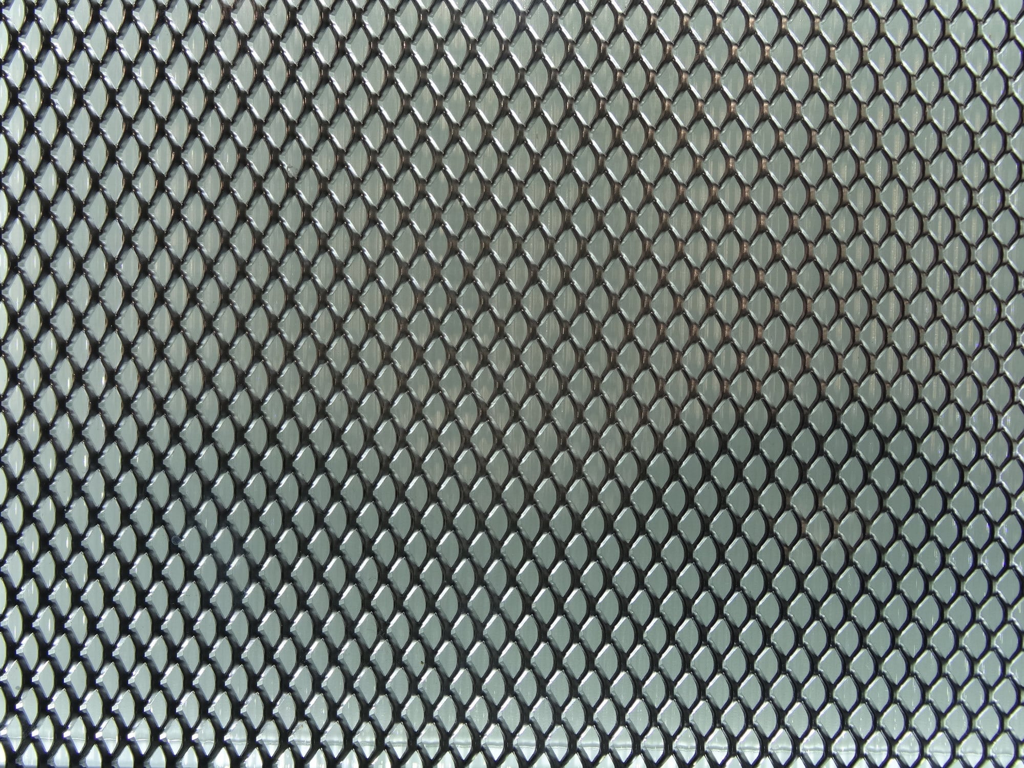 Isolierglas mit integriertem Streckmetallgitter