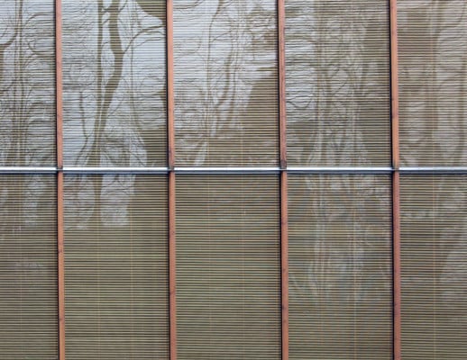Fassade der FH Wiesbaden mit eingelegtem Holzraster von Mahler Günster Fuchs, Stuttgart