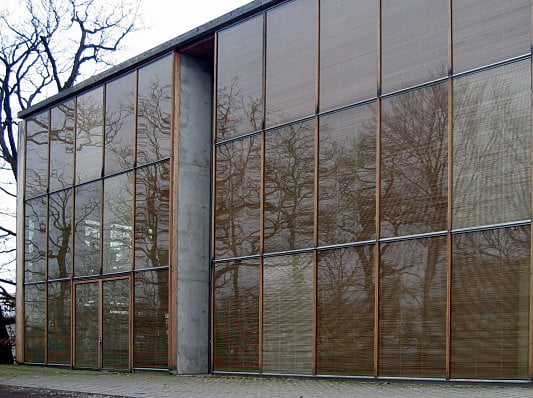 Fassade der FH Wiesbaden mit eingelegtem Holzrastervon Mahler Günster Fuchs, Stuttgart