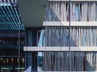 Sonnenschutzelemente aus Aluminiumrohren an der BKK Villingen-Schwenningen, geplant von Wulf Architekten