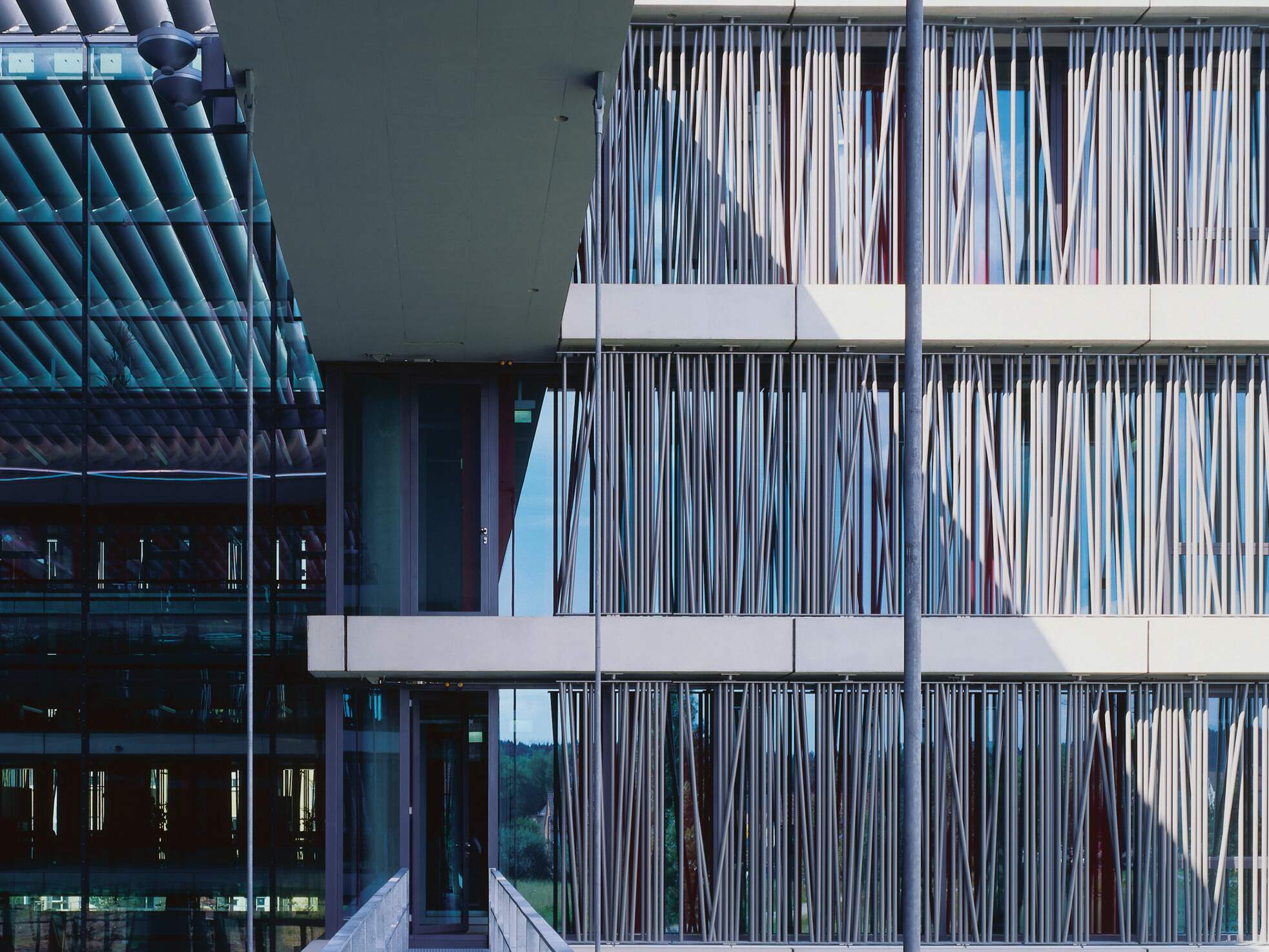 Sonnenschutzelemente aus Aluminiumrohren an der BKK Villingen-Schwenningen, geplant von Wulf Architekten