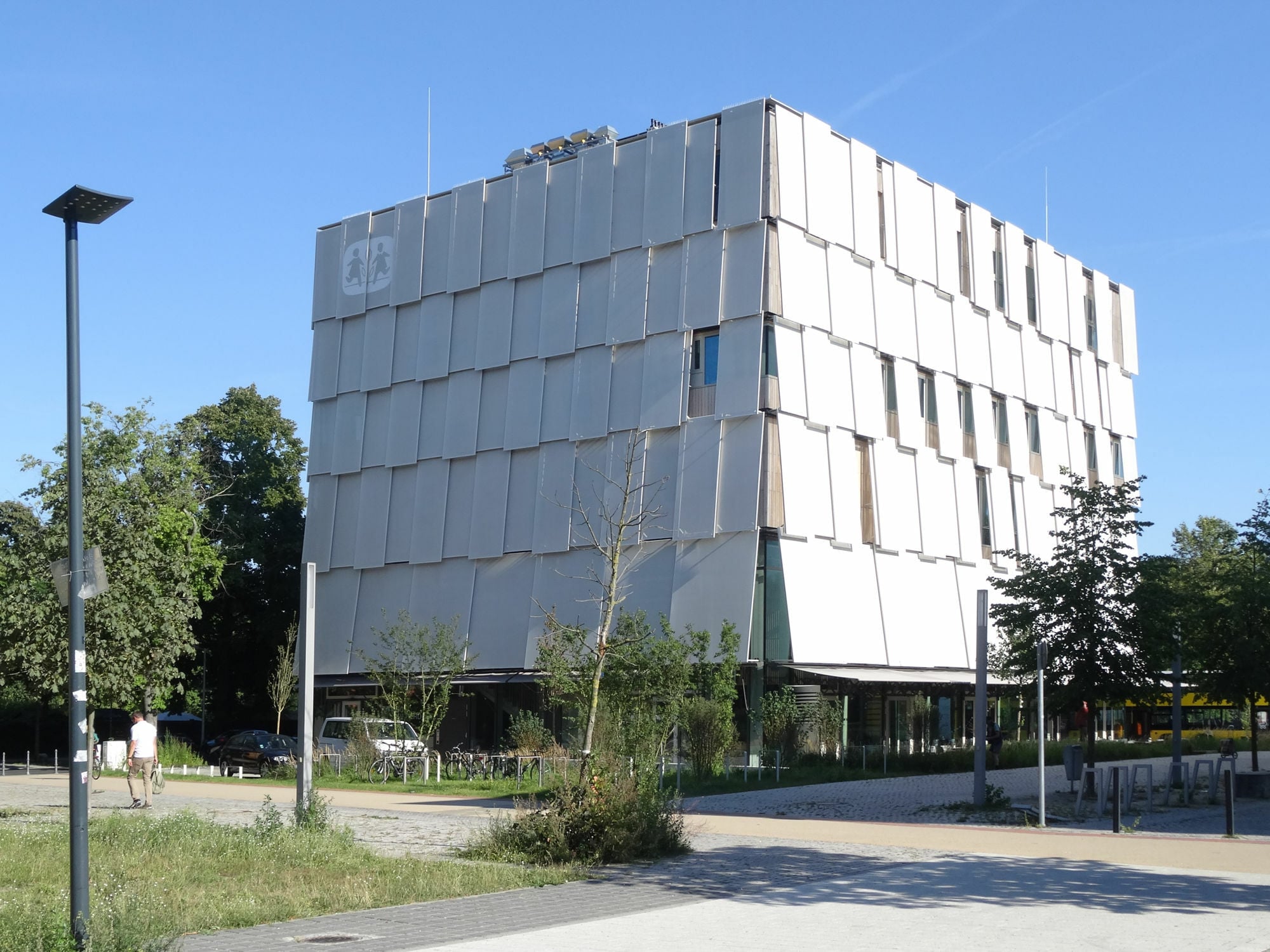 Die von Ludloff Ludloff Architekten geplante Botschaft für Kinder in Berlin ist mit sich überlagernden Membranelementen aus Glasfasergewebe umhüllt.