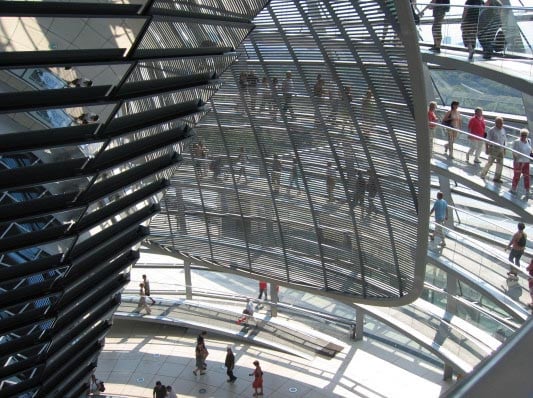 Das einfallende Sonnenlicht wird von einem um die Mittelachse der Kuppel rotierenden, metallischen Element abgefangen.