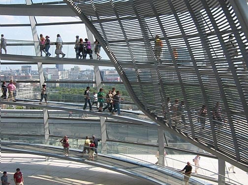 Der 12 x 22 Meter große Blendschirm besteht aus eingefassten horizontalen Aluminiumlamellen.