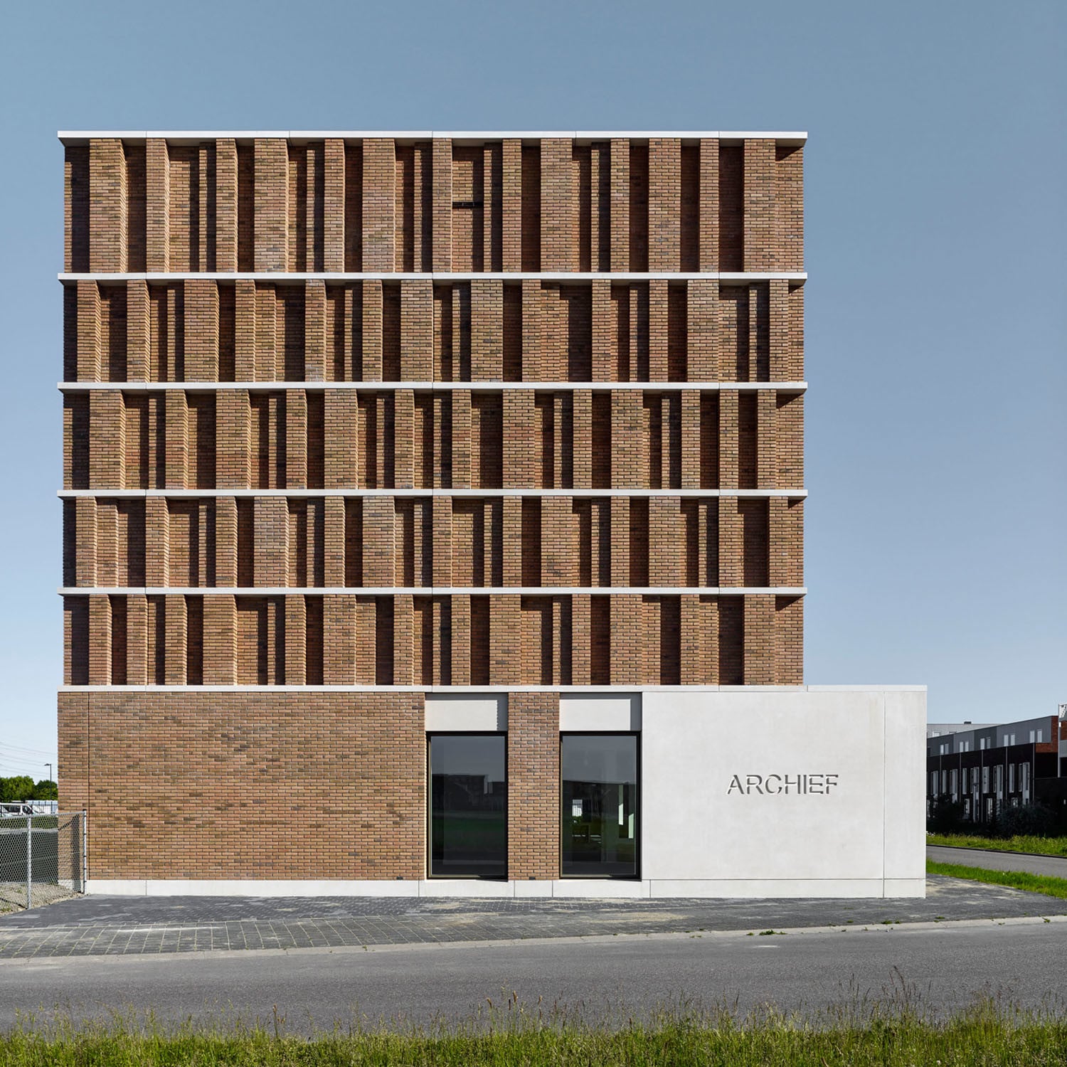 Die Fassade mutet wie ein gemauertes Bücherregal an;  der verbaute Wasserstrichziegel wurde extra für das Bauvorhaben in einer Klinkermanufaktur entwickelt