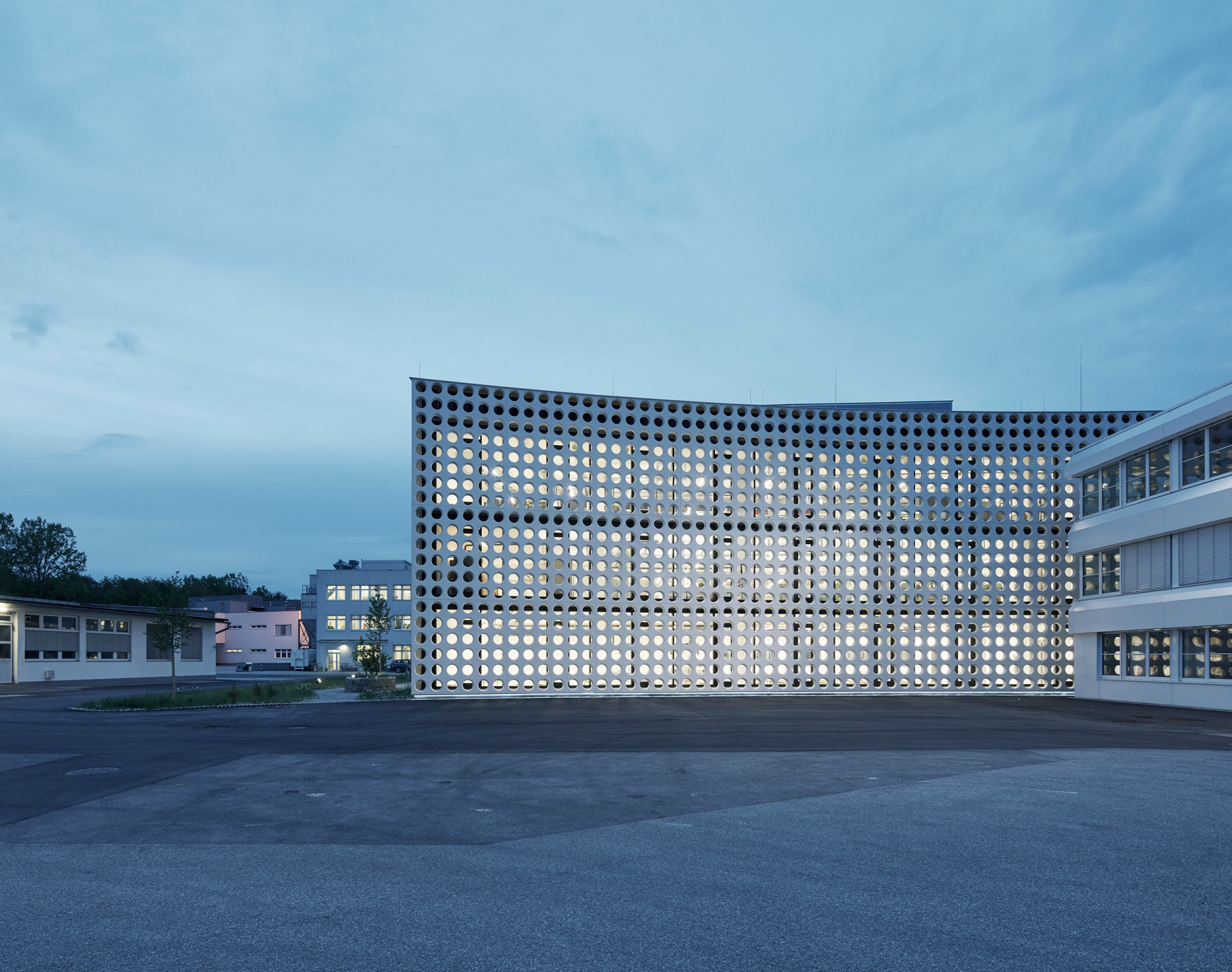 Die Fassade erinnert mit ihrer Krümmung an eine Streuungslinse 