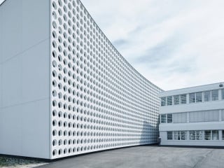 In Linz haben X Architekten ein neues Produktionsgebäude für den Designbrillenhersteller Silhouette International errichtet