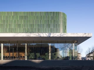 Mit einer großen Glasfläche richtet sich der Neubau zum südlichen Musispark