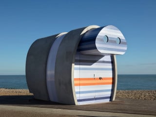 Im Zuge eines durch die Gemeinde ausgeschriebenen Architekturwettbewerbes haben die Architekten des Büros Jak Studio den traditionsreichen Typus der Strandhütte neu interpretiert