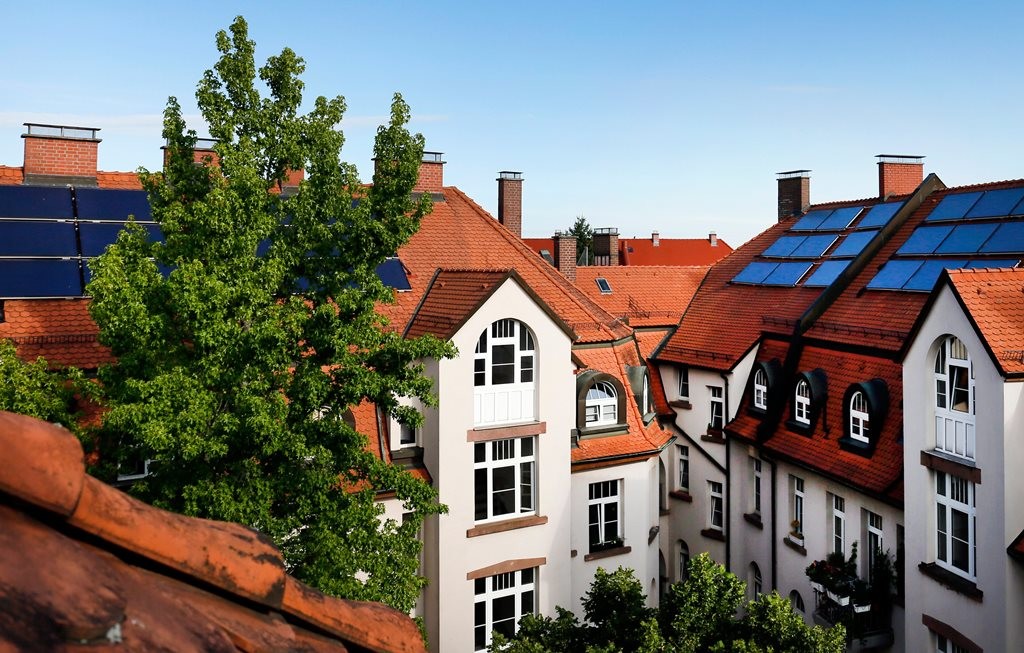 Im Jahr 2015 hatte die Baugenossenschaft Bauverein Breisgau zehn denkmalgeschützte Mehrfamilienhäuser mit einer großen Solarthermie-Anlage ausgestattet