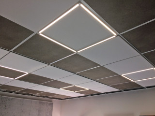 Der Hersteller OWA hat mit Luminosonic ein System im Sortiment, das eine an das Deckenraster angepasste energiesparende LED-Beleuchtung mit einer akustisch wirksamen Mineralplatte vereint
