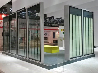 Optimierte Bioenergiefassade auf der Glasstec 2018 in Düsseldorf, entwickelt von der Forschungsgruppe FABIG (Fassaden mit Algen-Biogeneratoren aus Glas)