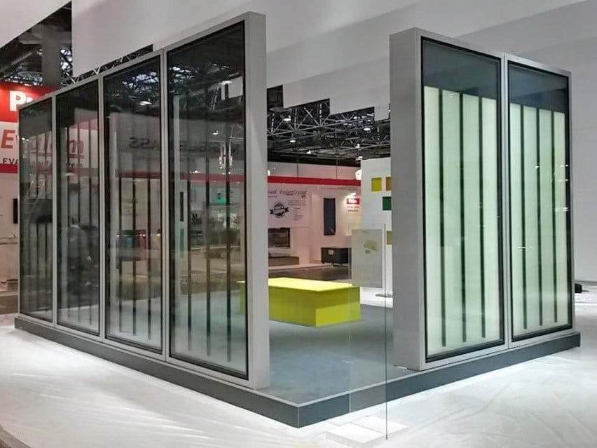 Optimierte Bioenergiefassade auf der Glasstec 2018 in Düsseldorf, entwickelt von der Forschungsgruppe FABIG (Fassaden mit Algen-Biogeneratoren aus Glas)