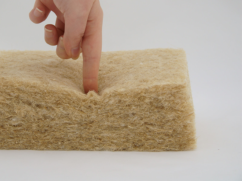 Die flexiblen Matten bestehen zum Großteil aus Hanffasern, zudem aus einer Bindefaser und einem Salz, das den Brandschutz des Materials verbessert