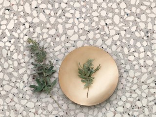 Einer der drei Gewinner des ADI Ceramic & Bathroom Awards 2018 in der Kategorie Ceramic: Bei 20 Pure, der neuen 20 mm starken Platte des MyTop-Projekts von Fondovalle verlaufen Adern wie beim Naturstein durch den gesamten Materialkörper