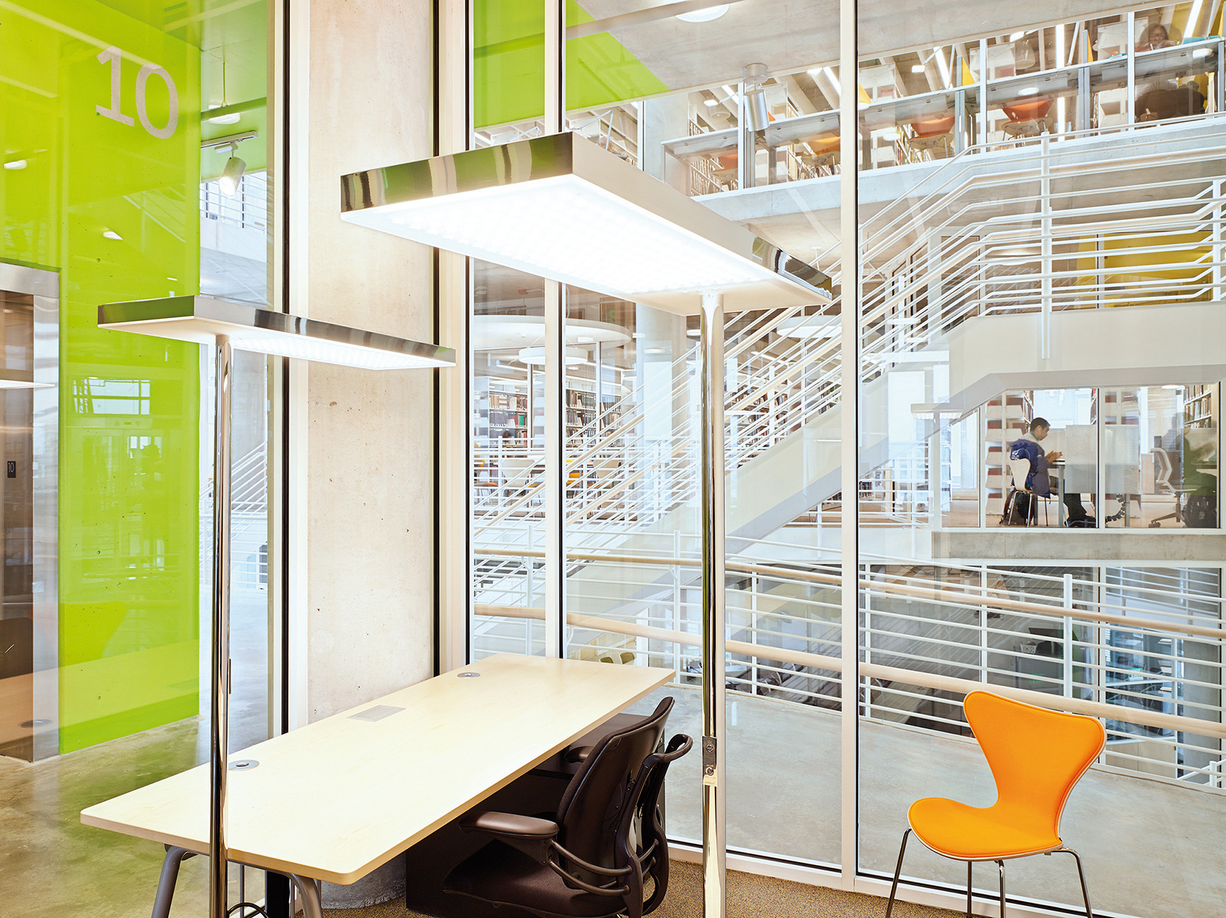 Stehleuchten für die flexible Bürobeleuchtung