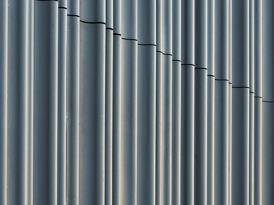 Für die Fassade eines Kinos im schweizerischen Ebikon stellte der Hersteller Eternit Faserzement-Wellplatten mit individualisiertem Wellenrhythmus her (Architekt: Burkhardt+Partner, Basel)