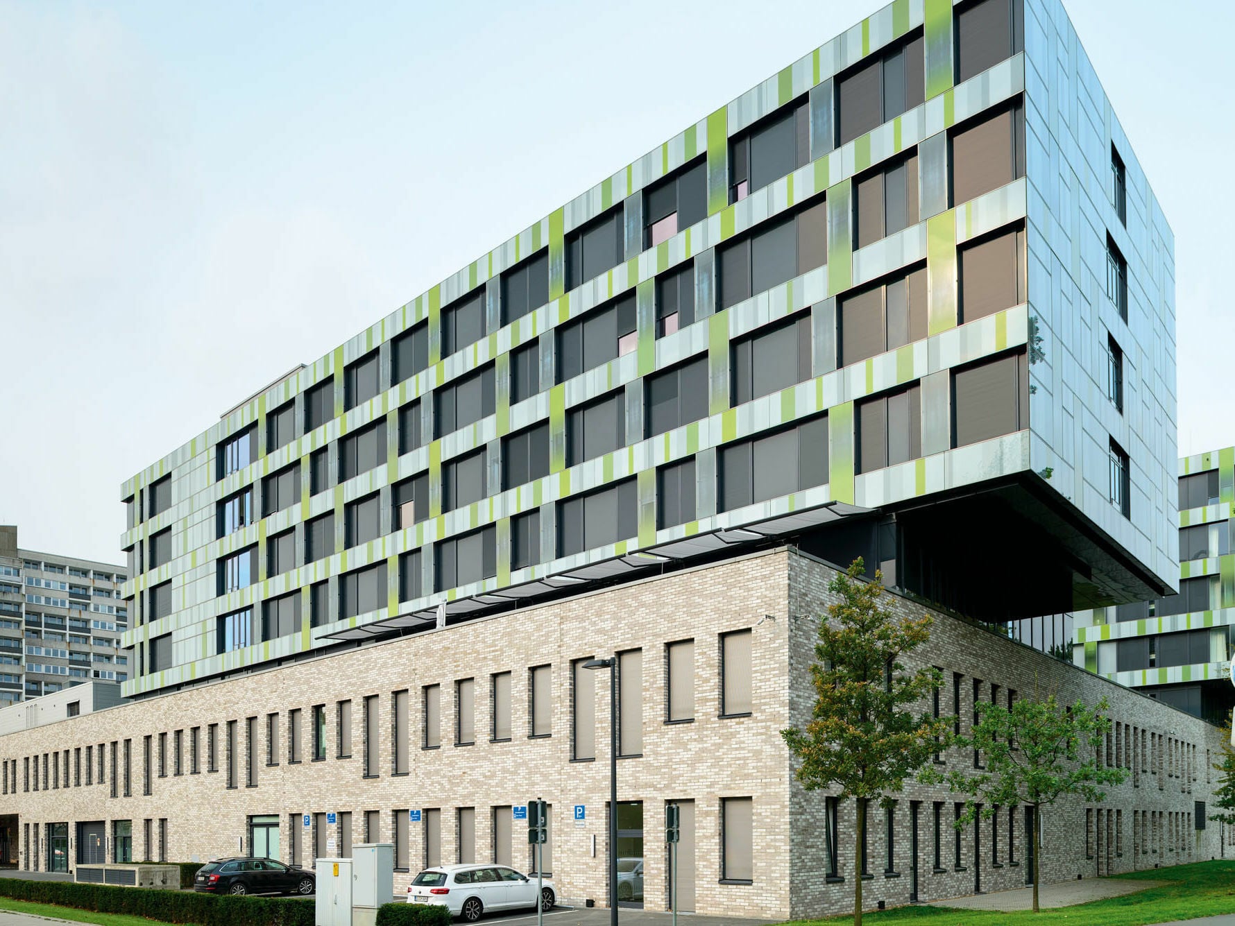 Sander Hofrichter Architekten setzten den Sonnenschutzbehang s_onro von MHZ am Klinikum in Hannover ein.