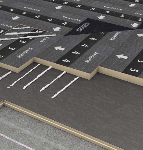 Die kaum reflektierende Oberfläche zeigt ein Schnittraster, die Platten sind nummeriert und mit Pfeilen in Gefällerichtung bedruckt (Verlegebeispiel BauderPIR KFS Kehlfüllstück).