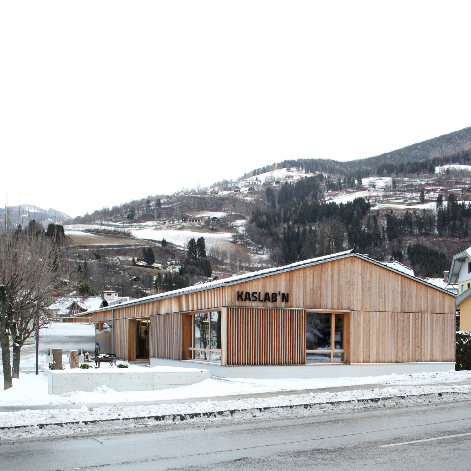 Für die Schaukäserei Kaslab‘n Nockberge in Radenthein haben die Architekten Sonja Hohengasser und Jürgen Wirnsberger ein Holzgebäude entworfen, das die regionale Typologie landwirtschaftlicher Höfe aufgreift