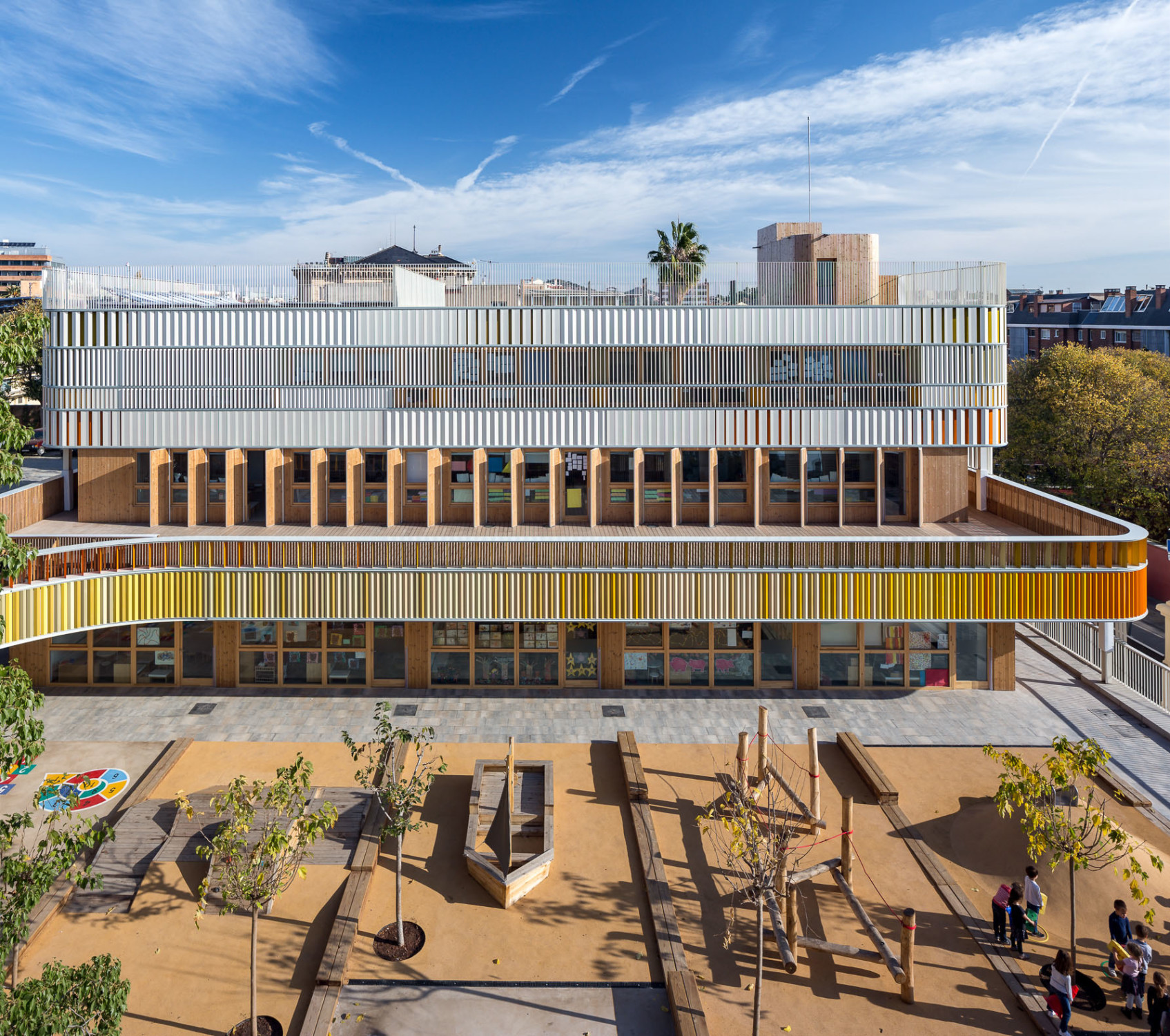 B720 Fermín Vázquez Architekten planten die viergeschossige Erweiterung der Grundschule Lycée Français Maternelle in Barcelona