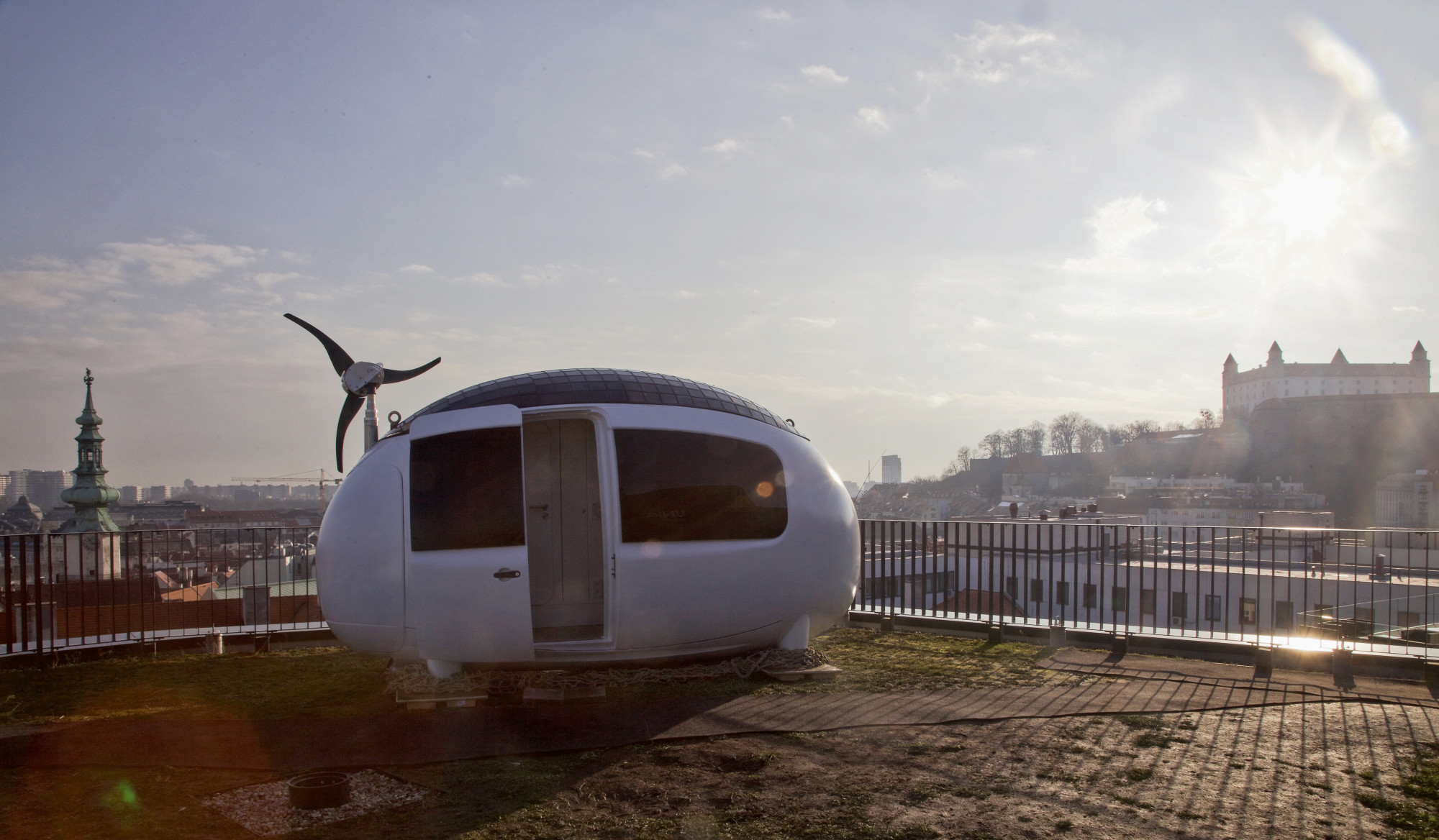 Bei einer Länge von 4,67 m, einer Breite von 2,20 m und einer Höhe von 2,50 m beansprucht die transportable Kabine eine Stellfläche von nur 8,20 m² (Nutzfläche: 6,30 m²)