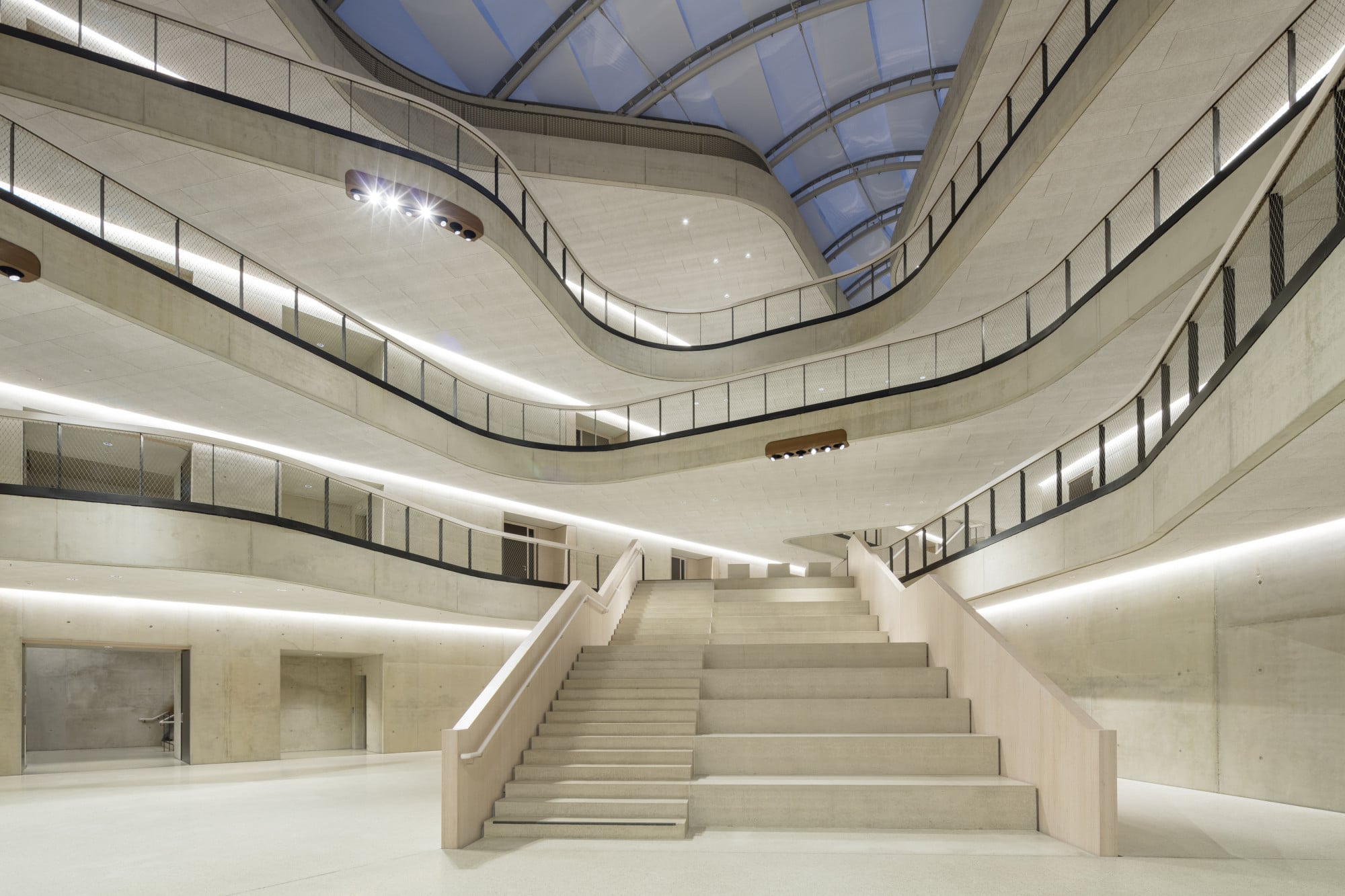 Voutenleuchten als Allgemeinbeleuchtung in einem Atrium