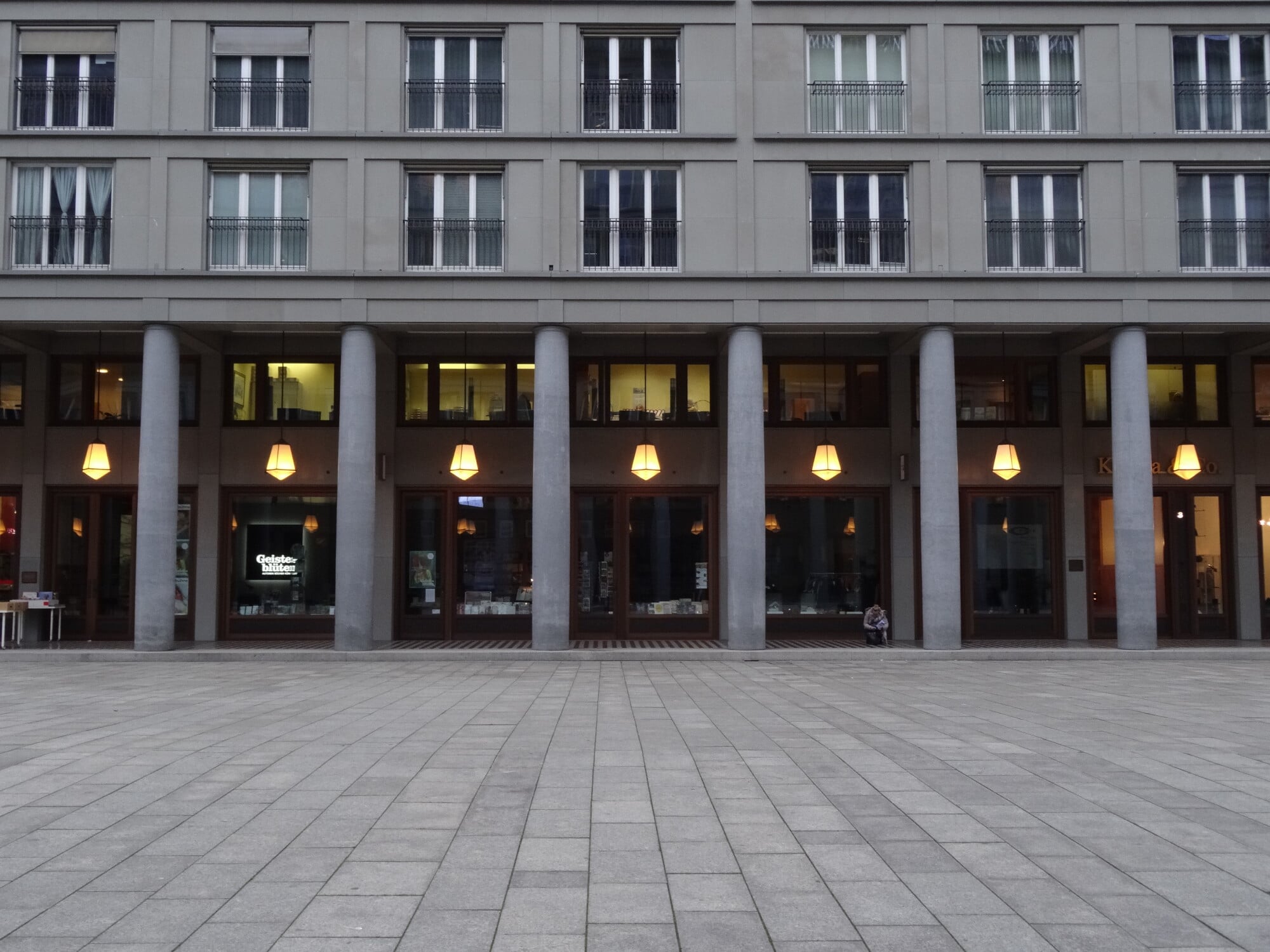 Außenleuchten zur Beleuchtung von Gebäuden und Fassaden (im Bild: Straßen- und Fassadenbeleuchtung Wissenschaftszentrum Berlin WZB)