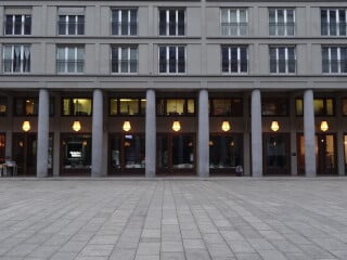 Außenleuchten zur Beleuchtung von Gebäuden und Fassaden (im Bild: Straßen- und Fassadenbeleuchtung Wissenschaftszentrum Berlin WZB)