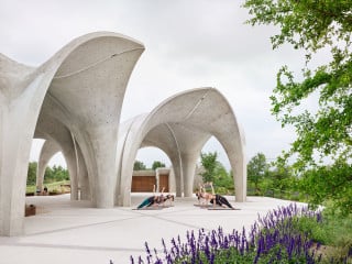 Im texanischen San Antonio haben Lake Flato Architects mit Matsys Design ein Gelände, das zuvor als Industrielager diente, in den Confluence Park umgestaltet