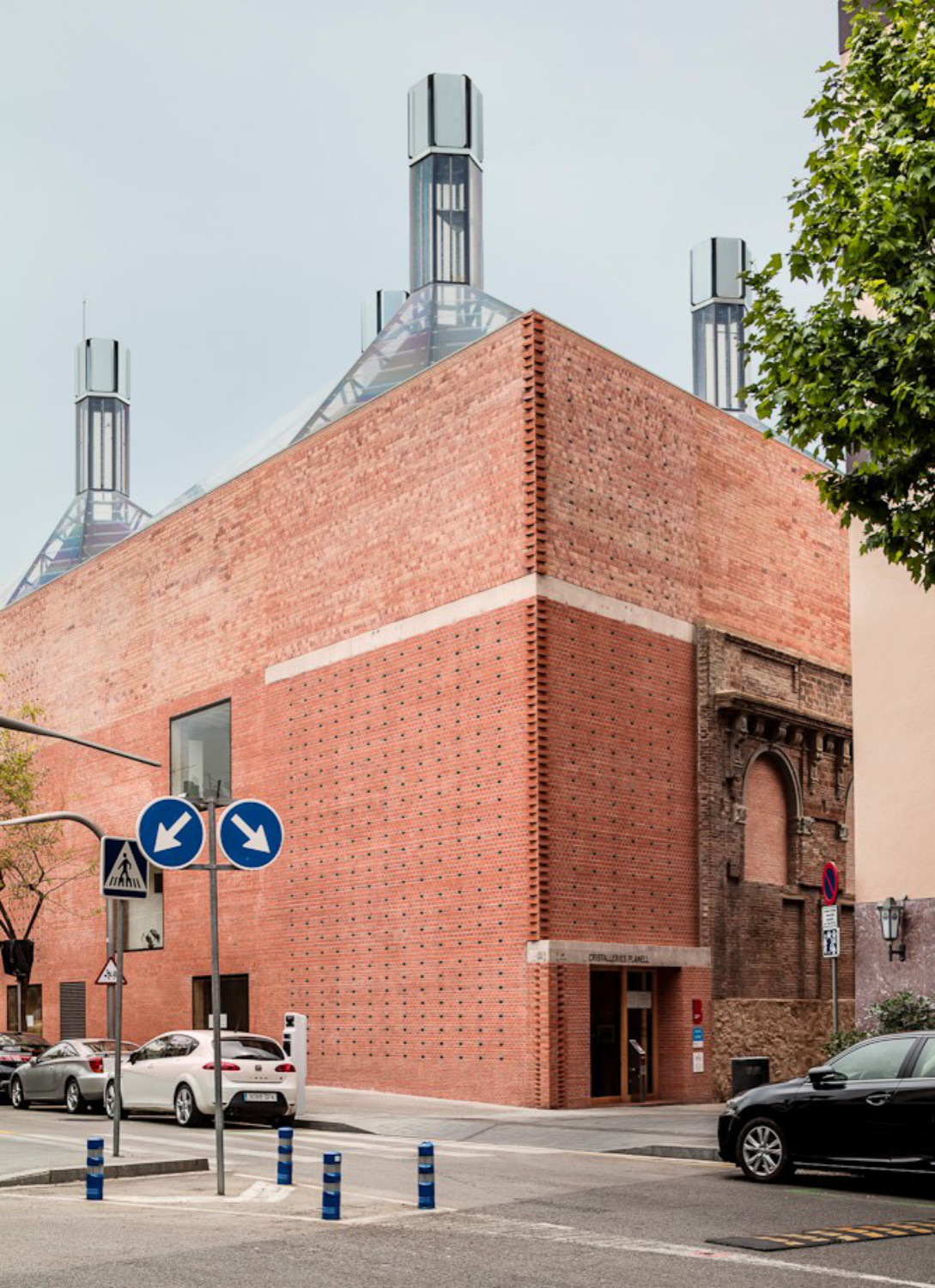 Eingang an der Nordwestecke mit neuer Ziegelfassade