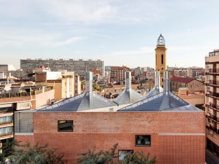 Harquitectes aus Sabadell planten das Bürgerzentrum Cristalerías Planell am Standort einer ehemaligen Glasfabrik mit zweilagigen Foliendächern und markanten „Schornsteinen“