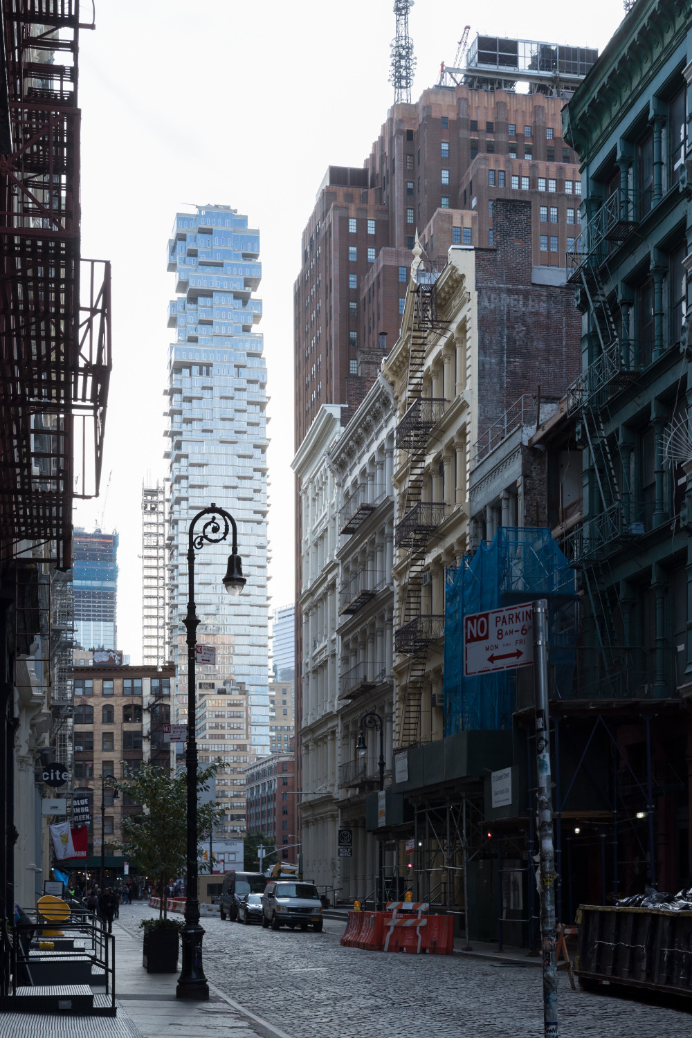 Als aktuell höchstes Gebäude im Stadtteil Tribeca überragt der Wolkenkratzer die Gebäude der Umgebung deutlich