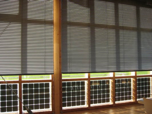 Brüstungsintegrierte Photovoltaikanlage mit zusätzlichem Sonnenschutz des Solarcampus in Jülich; Architekt BLB Aachen