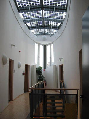 Dachintegrierte Photovoltaikanlage zur Verschattung und Stromerzeugung, Mehrzweckgebäude Universität Siegen; Architekten Rau & Partner