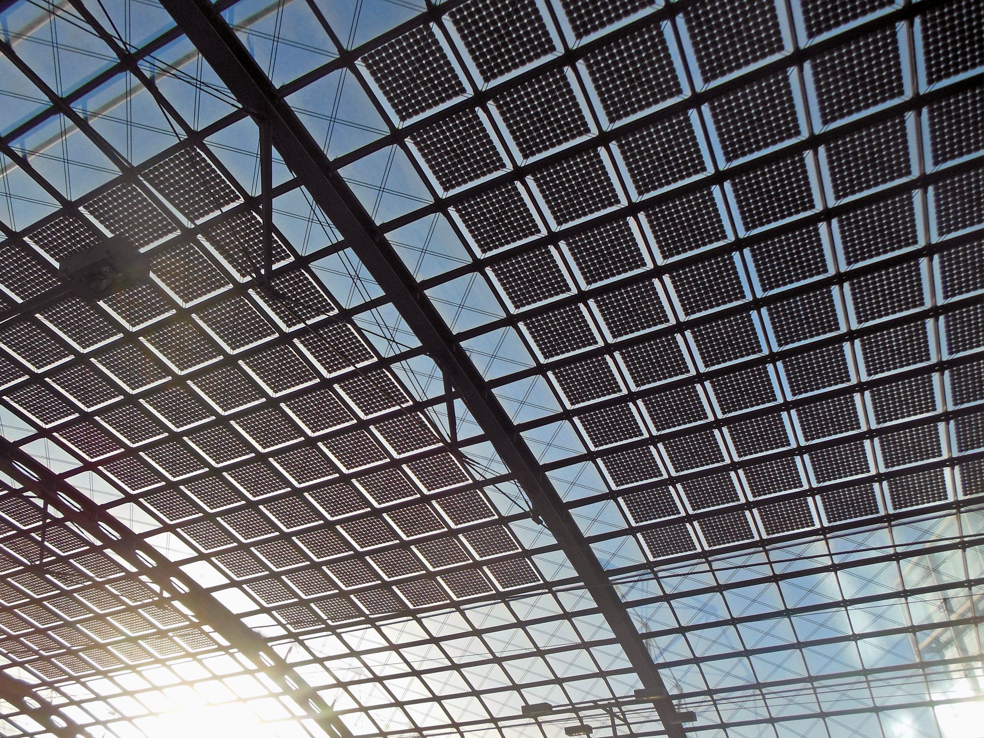 Dachintegrierte Photovoltaikanlage am Berliner Hauptbahnhof; gmp Architekten