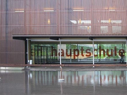 Fassadenansicht Hauptschule in Klaus; Architekten Dietrich & Untertrifaller, Bregenz