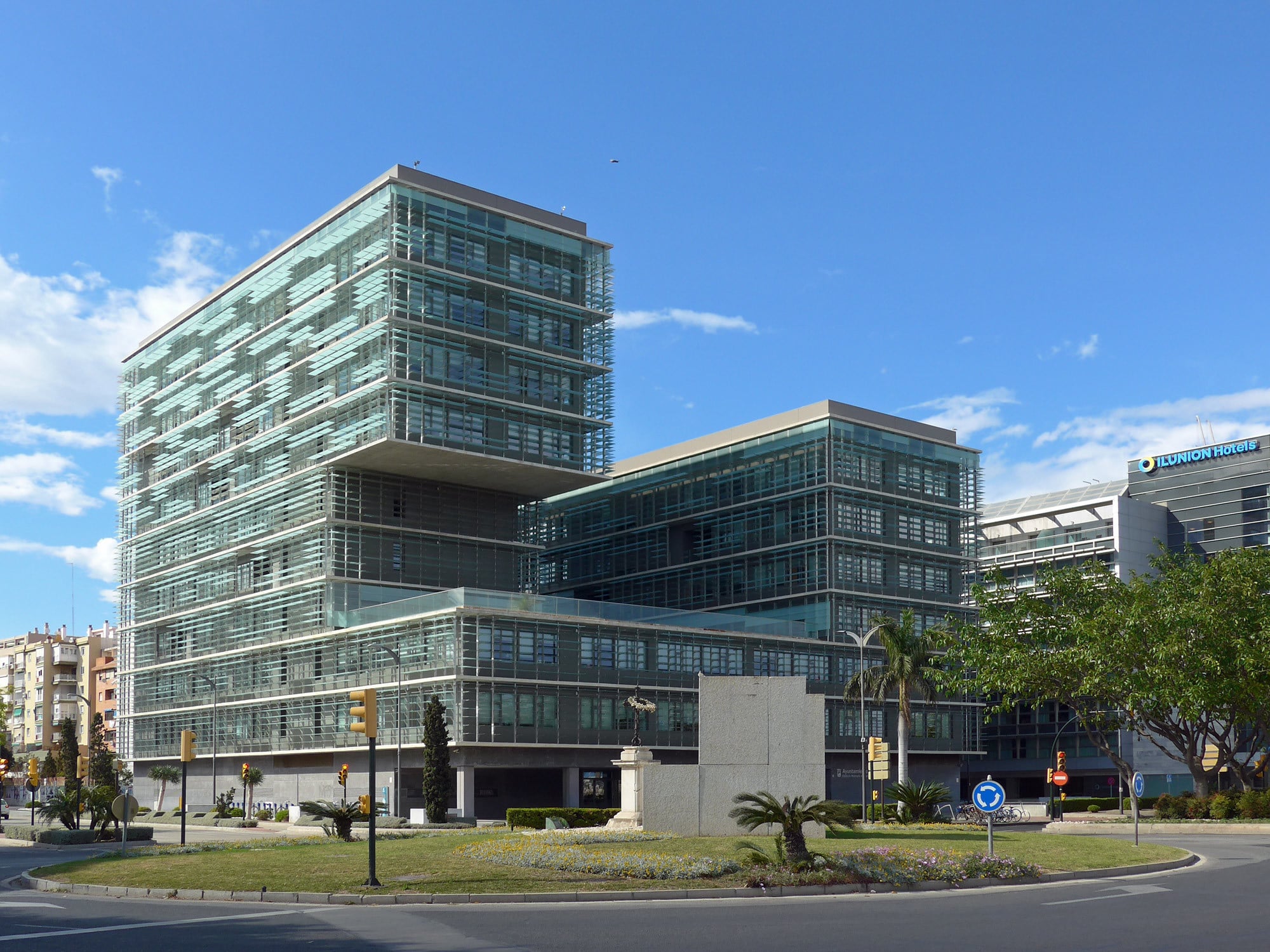 Grünglaslamellen als feststehender Sonnenschutz an einem Bürogebäude in Malaga, Spanien