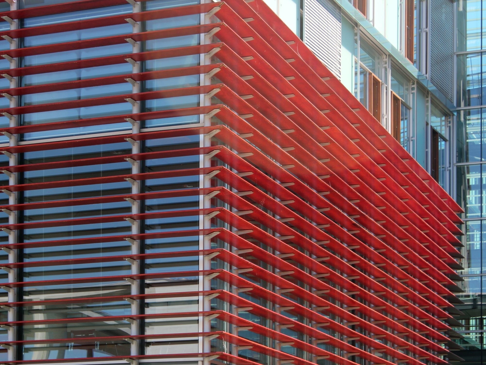 Faeststehende Horizontallamellen aus Holz am Jakob-Kaiser-Haus in Berlin, Architekten: Busman & Haberer aus Köln, de Architekten Cie. aus Amsterdam, von Gerkan, Marg & Partner aus Hamburg und Schweger & Partner aus Hamburg