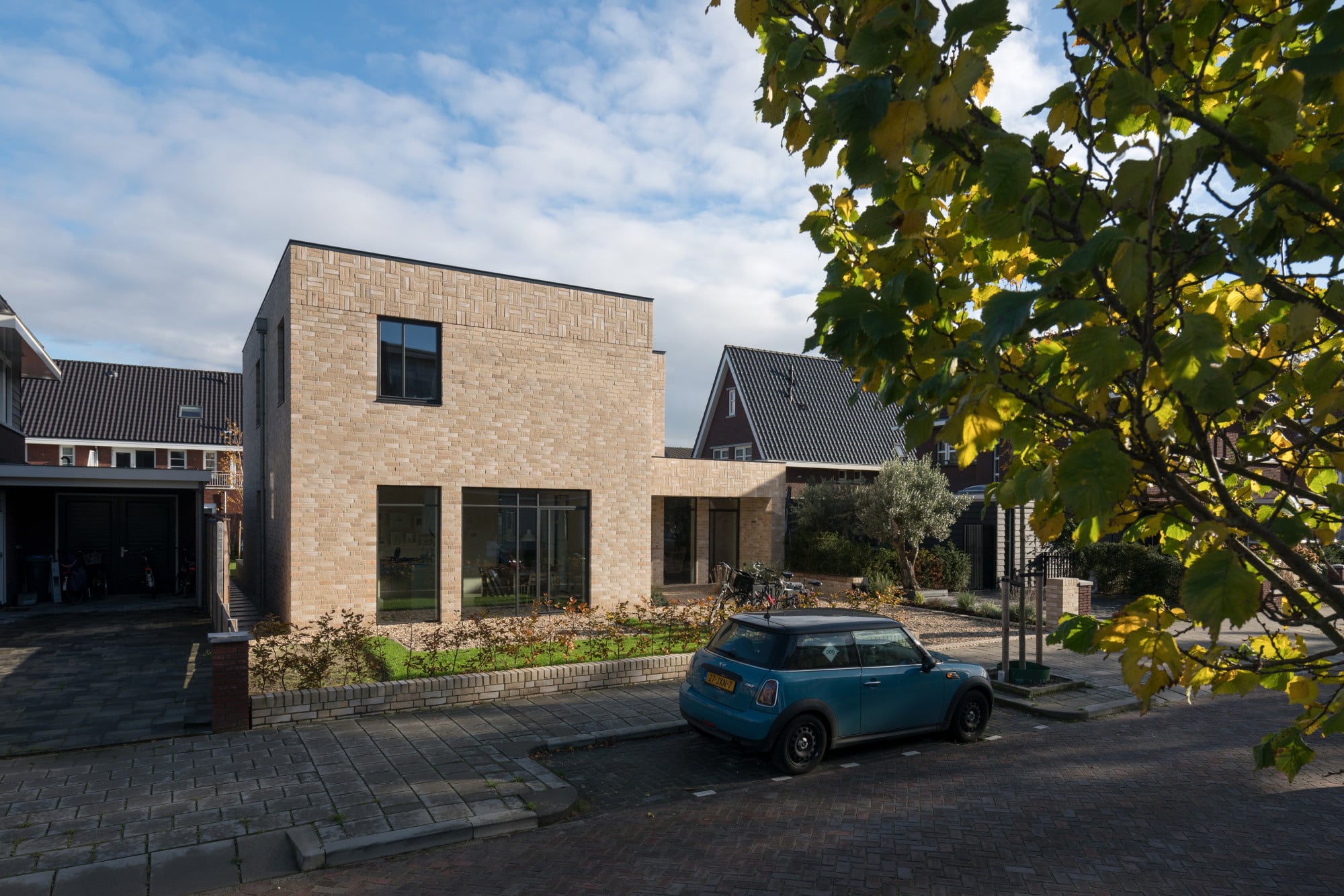 Der Neubau umfasst 223 Quadratmeter auf winkelförmigem Grundriss