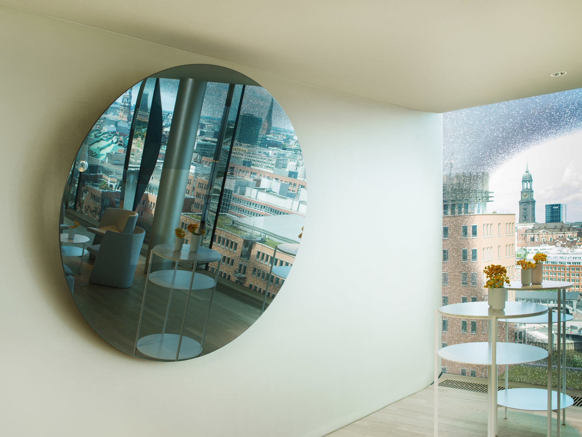 Die Informationsbildschirme in der Elbphilharmonie verbergen sich hinter halbtransparentem Spiegelglas des Herstellers Schott 
