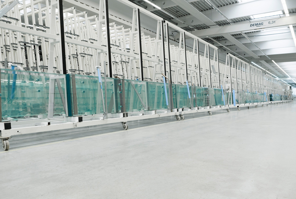 Blick in die Produktion – dickschichtige Laminate werden beispielsweise für Glasschwerter verwendet