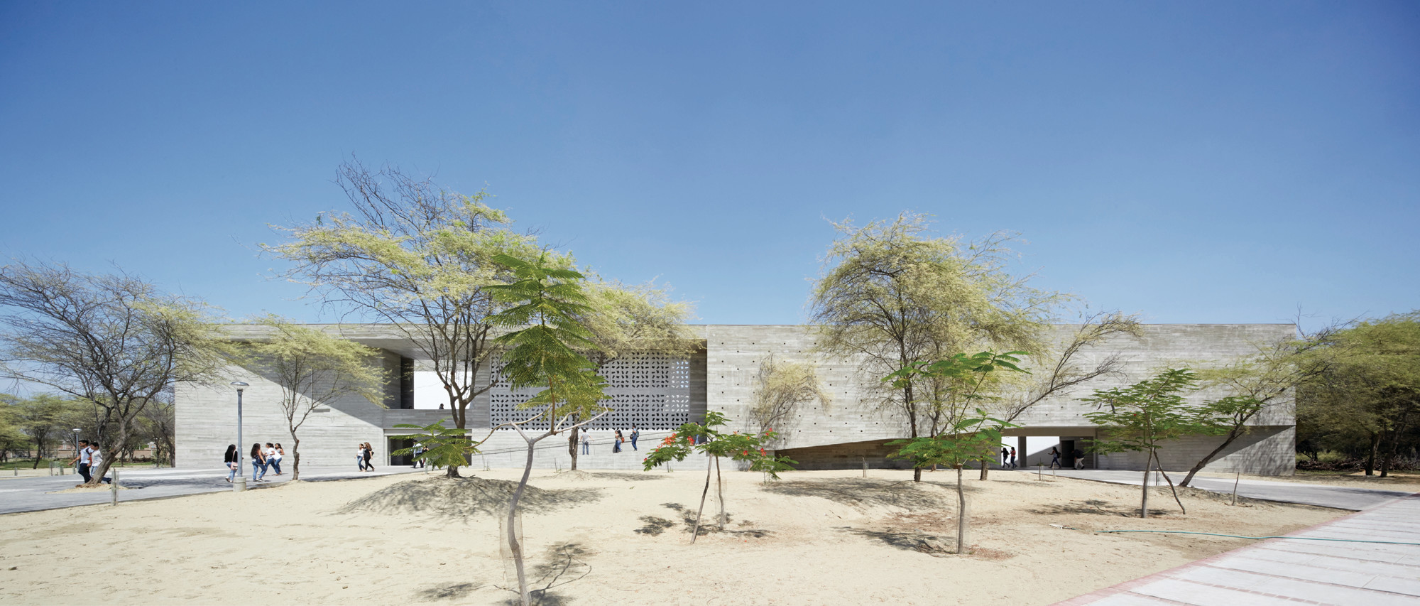 Mit ihren zwei tunnelartigen Zugängen ist die Nordostfassade zum Campus orientiert