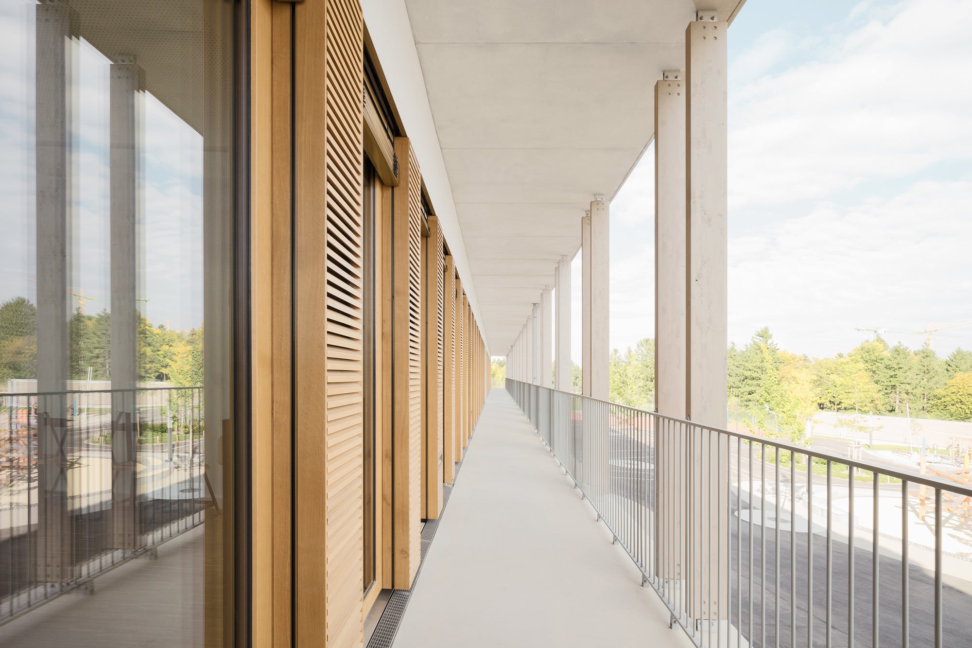 Umlaufende Balkone lassen die Fassade räumlich wirken und erlauben eine einfache Entfluchtung