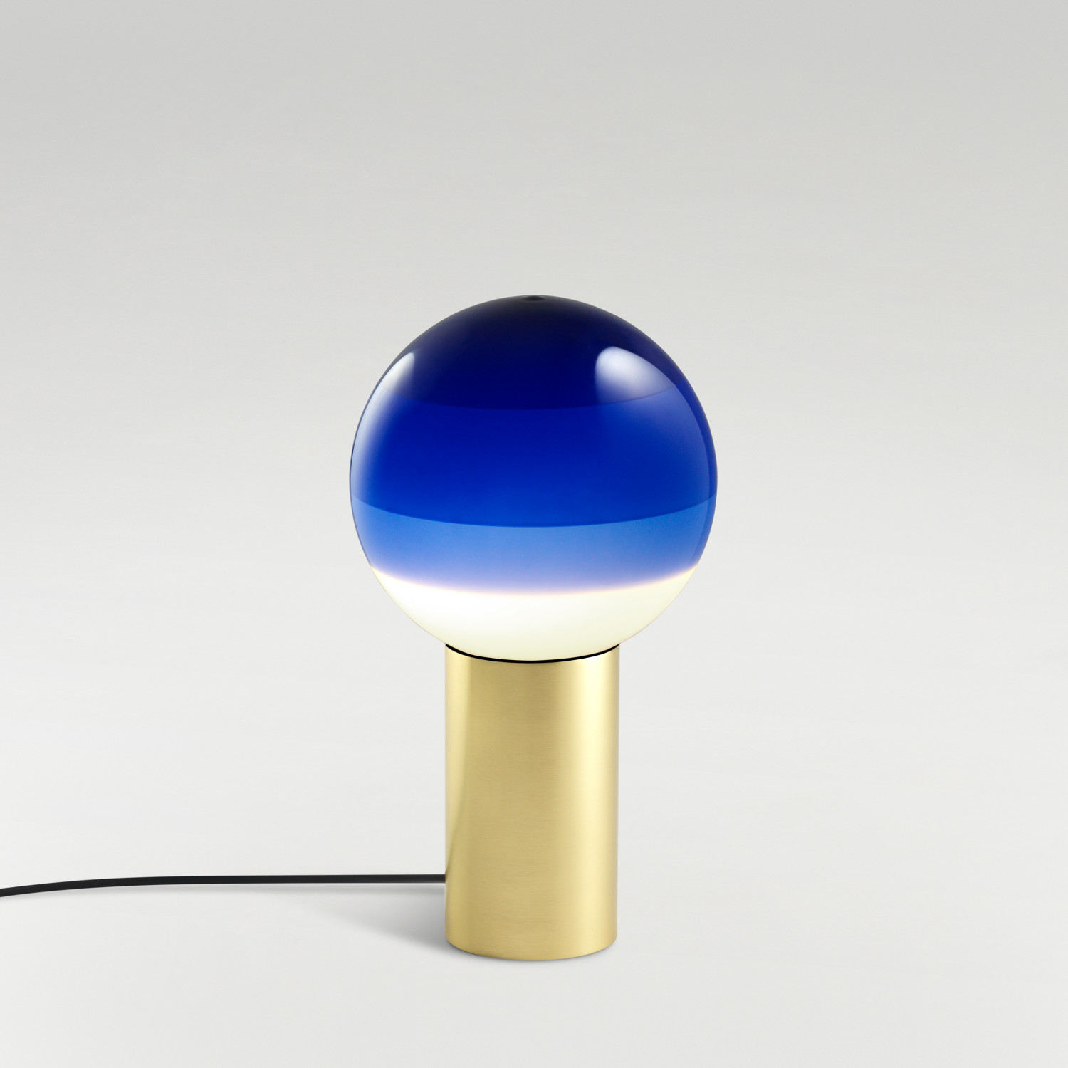 Der Entwurf spielt mit der Idee einer übergroßen Glühlampe, die in farbige Streifen getaucht ist.